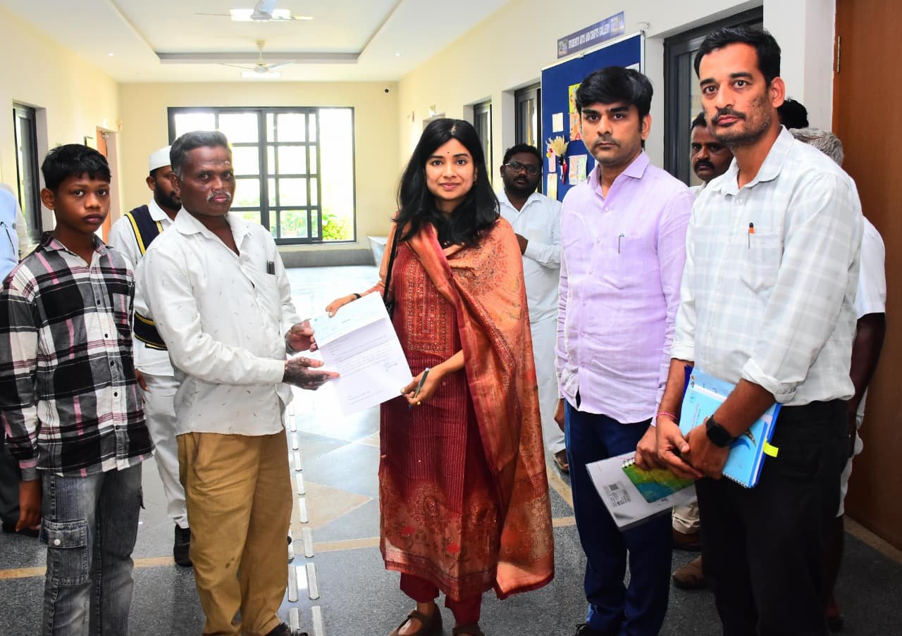 టీఎంసీ కుటుంబానికి పరిహారం చెక్కును అందించిన ఇంచార్జి కలెక్టర్